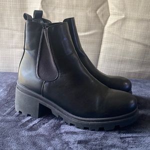 Chelsea Boots barely worn Size 9 (Women’s US)